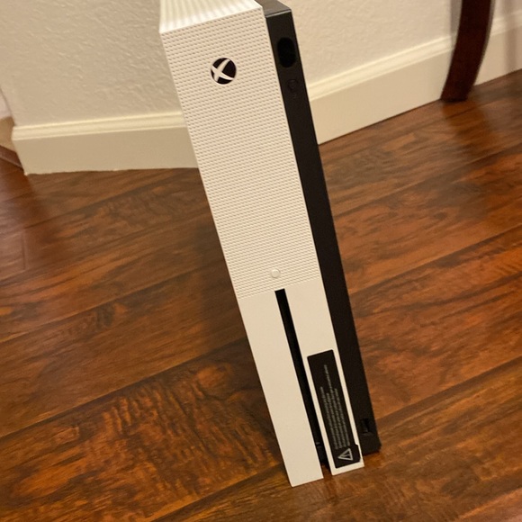 Xbox One S - Picture 2 of 8